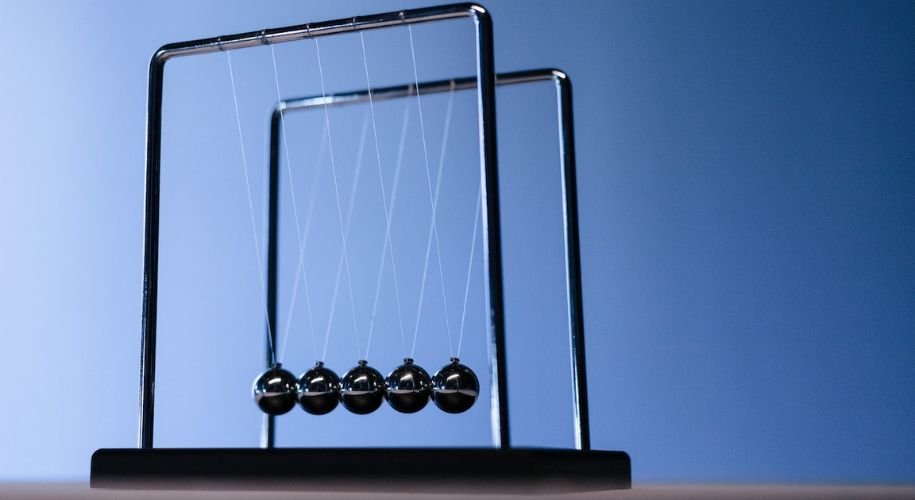 Combien de boules comporte un balancier de Newton ?