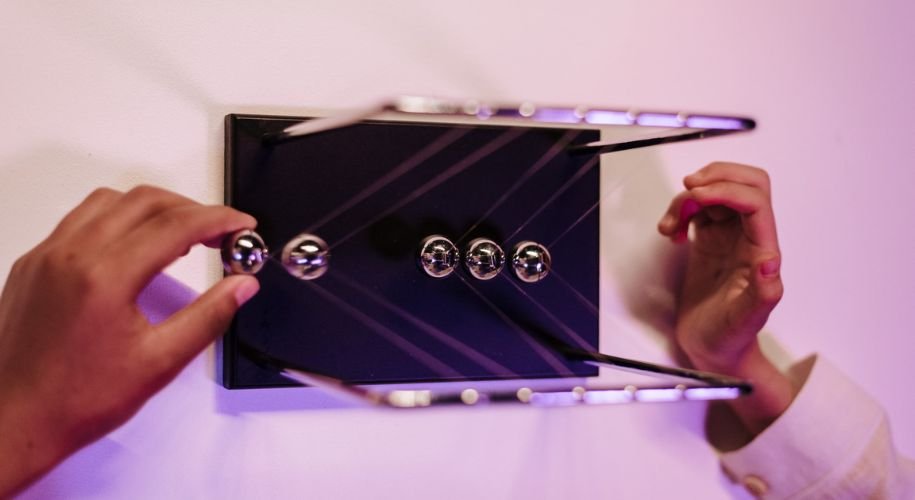 Comment marche le pendule de Newton ?